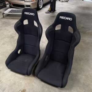 Adjustable harness slots on Recaro SPG XL for customizable safety.