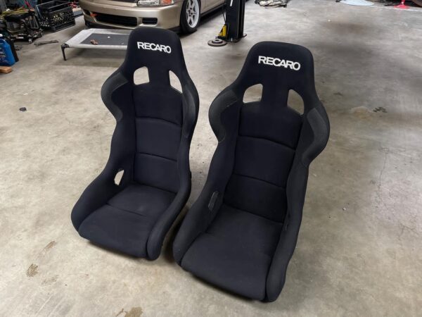 Adjustable harness slots on Recaro SPG XL for customizable safety.